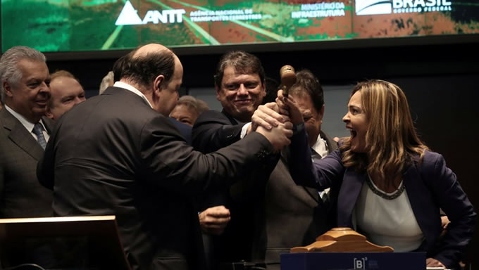   O governo federal leiloou na tarde de hoje (27) a Ferrovia Norte-Sul (FNS). A concessionária Rumo S.A foi a vencedora, representada pela corretora Santander, que ofertou R$ 2,719 bilhões pelo trecho de 1.537 quilômetros, que vai de Estrela d’Oeste (SP) a Porto Nacional (TO)