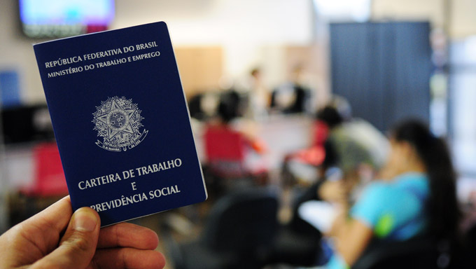   O número trabalhadores com carteira assinada (exclusive trabalhadores domésticos) foi de 33,0 milhões de pessoas, ficando estável em comparação a períodos anteriores.