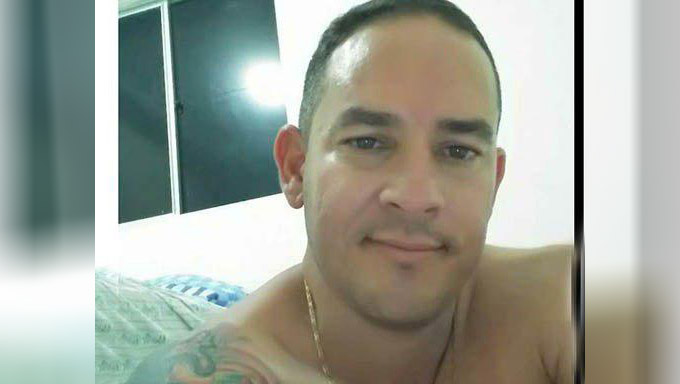   Pistoleiro pede uma cerveja, 2 espetinhos, aguarda 40 minutos e mata o dono do bar. Verton Maropo, conhecido por Junior (FOTO), foi morto com tiros de pistola dentro do Bar que estava abrindo no Abolição IV, em Mossoró-RN