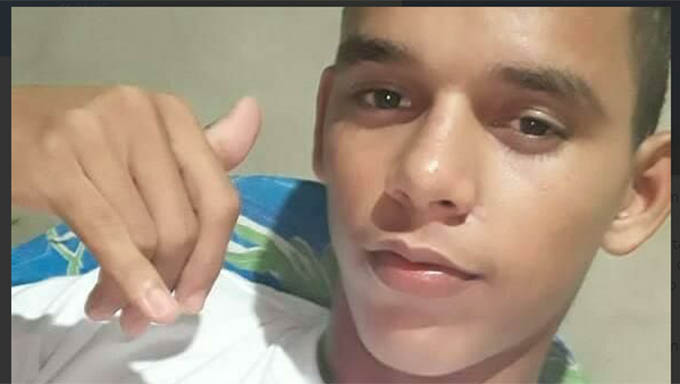   Wagner Augusto foi baleado perto do Bar do Cajueiro no Conjunto Dom Jaime Câmera e morreu quando estava sendo socorrido num veículo particular para o Hospital Regional Tarcísio Maia