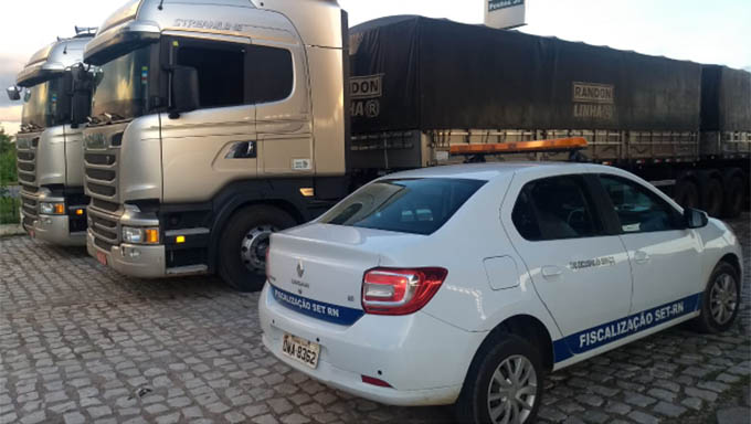   Milho estava entrando no Rio Grande do Norte, sem pagar tributos, pela BR 405; As duas carretas bi trem foram interceptadas em Pau dos Ferros