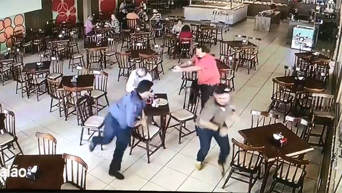 Imagem 1 -  Junior da Rodoviária, usando camiseta vermelha, dispara no empresário a uma distância inferior a 2 metros