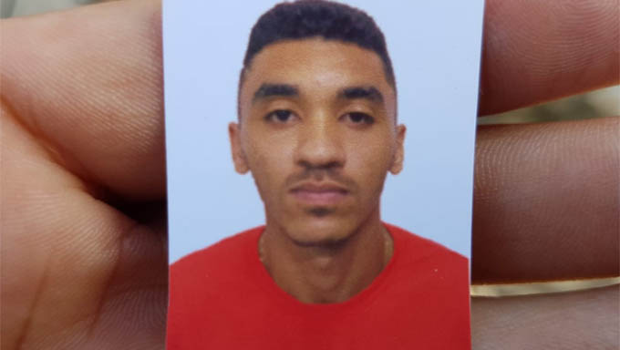   Vítima havia saído para comprar pão no início da manhã e quando chegou na calçada de casa foi surpreendido pelos atiradores que fugiram em duas motocicletas
