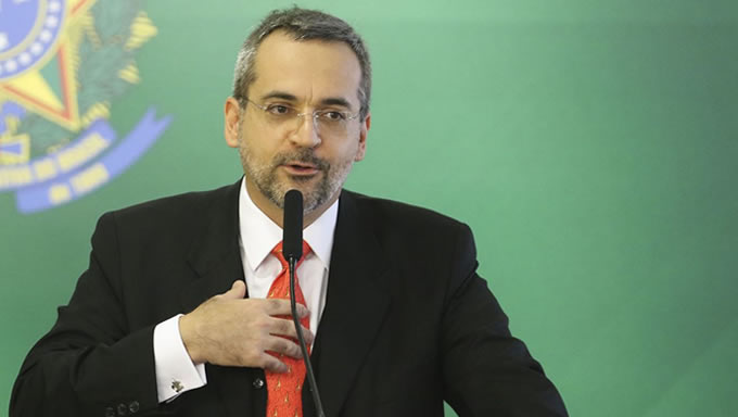   O ministro da Educação, Abraham Weintraub, comprometeu-se hoje (9) a melhorar os resultados educacionais do Brasil com o orçamento atual. De acordo com ele, não é “radical” e tem experiência em gestão, daí a disposição em apresentar resultados, e destacou ser aberto ao diálogo