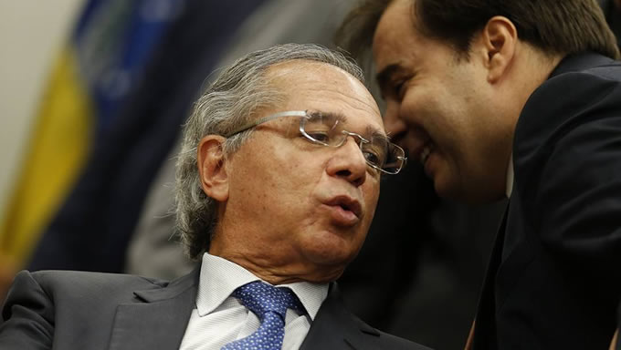   O presidente da Câmara, Rodrigo Maia (DEM-RJ), afirmou nesta quinta-feira (11) em evento com investidores em Nova York que, a tramitação do projeto de liquidação da Previdência Social "atrasará um pouco mais que necessário" e que ""falta o governo organizar o diálogo com o Parlamento"