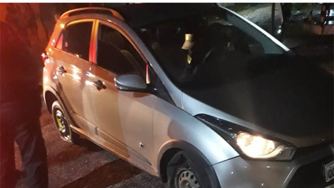   HB usado pela quadrilha para fazer arrastão em residência perto do SAMU; Veículo ficou com perfurações após troca de tiros entre assaltantes e policiais no Abolição I