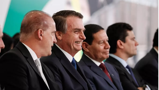   Um dos decretos assinados nesta quinta-feira (11) pelo presidente Jair Bolsonaro proíbe que funcionários, servidores e integrantes do governo federal utilizem os termos "Vossa Excelência" e "doutor" em comunicados, atos e cerimônias públicas