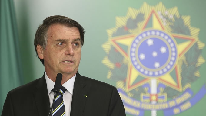   Após o mercado entrar em polvorosa e o principal indicador da bolsa paulista, a B3, operar em queda em função da ordem para que a Petrobrás recuasse do aumento de 5,74% no preço do óleo diesel, o presidente Jair Bolsonaro afirmou que "não entende nada de economia"