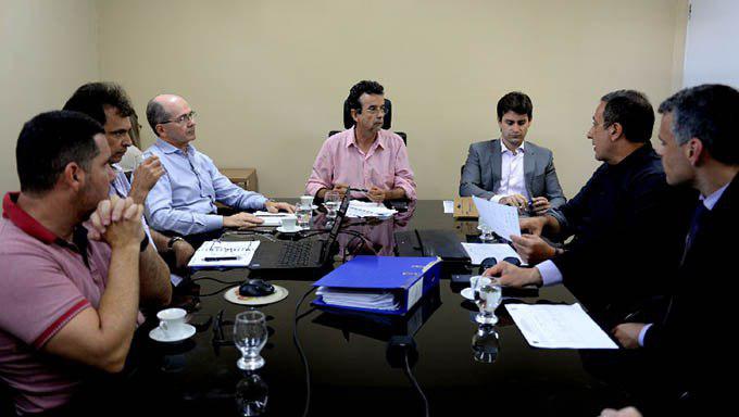   Engenheiros e advogados da CG Construções em reunião com o secretário Fernando Mineiro, do  Governo do Estado, reconheceram que não existem atrasos por parte do Governo do Estado e assumiram compromissos de suspender os avisos prévios