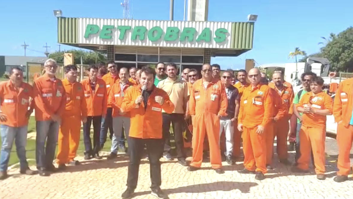   Os petroleiros inicaram o protesto na manhã desta sexta-feira, em frente a base da Petrobrás, em Mossoró.