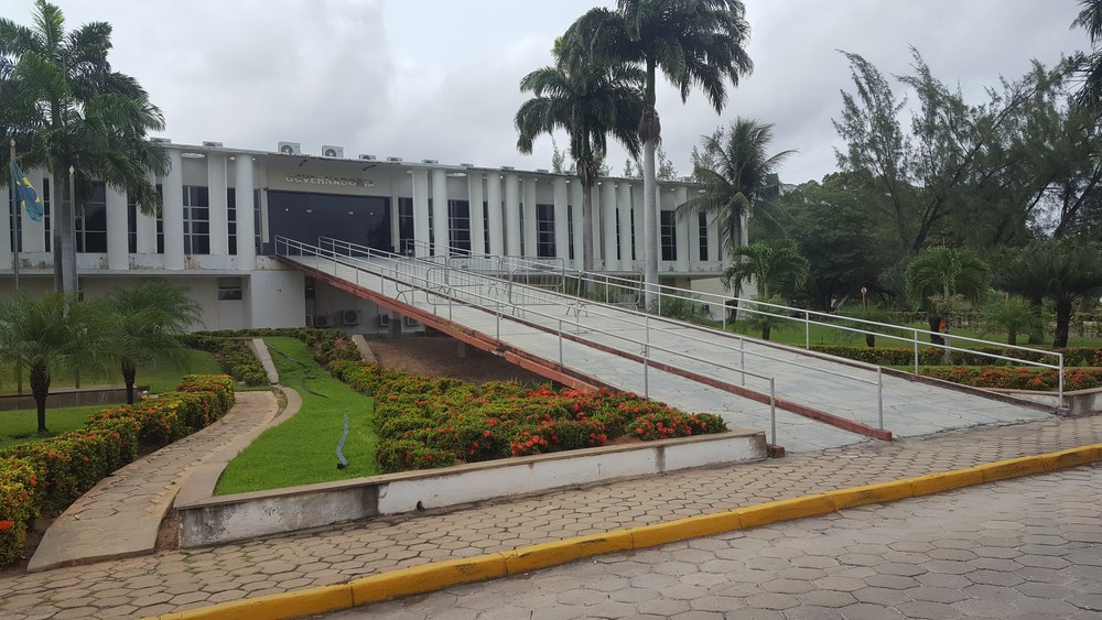   Governo paga salários de abril a servidores que ganham acima de R$ 5 mil. Funcionários dos órgãos estaduais com receita própria, como a Educação, Detran, Ipern, Idema, Jucern e DEI, receberão a integralidade dos salários também nesta terça.