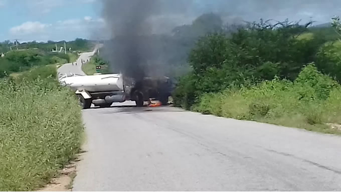  Assaltantes tentaram explodir um carro-forte no final da manhã desta quinta-feira (2) na RN-084, entre os municípios de Parelhas e Carnaúba dos Dantas, na região Seridó potiguar. Uma equipe da Polícia Militar chegou ao local e entrou em confronto com os criminosos, que fugiram em seguida