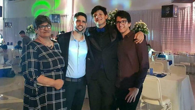   Dona Sandra e os filhos durante a festa de formatura de Dae Sung Robson no Curso de Eletrotécnica no IFRN