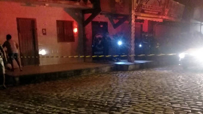   Local que a vítima foi baleada e tombou morta foi isolada pela Polícia Militar para o trabalho pericial