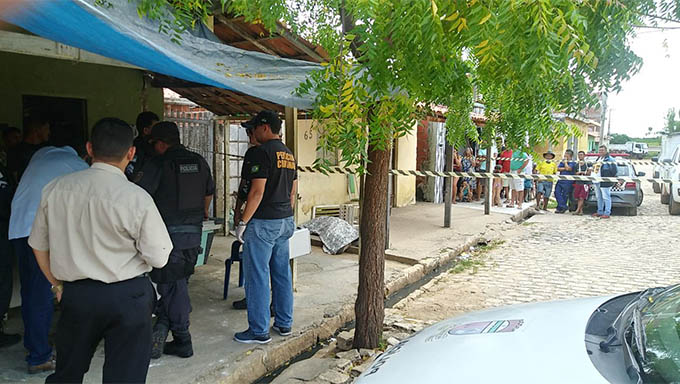   Vítima tombou morta quase em frente a casa do irmão, que fica ao lado do local que ele conversava com um amigo quando foi abordado no início da tarde desta segunda-feira, 6, e executado a tiros
