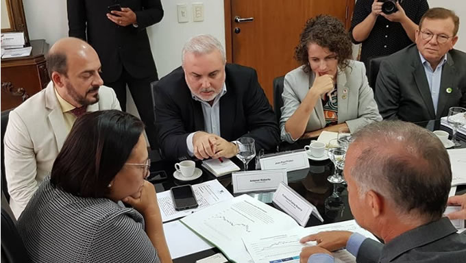   O senador Jean Paul Prates informou que participou nesta segunda-feira (06) de uma reunião com a governadora Fátima Bezerra e comitiva da Petrorecôncavo, empresa do ramo de petróleo que comprou 34 campos de petróleo maduros do Polo Riacho da Forquilha no Rio Grande do Norte