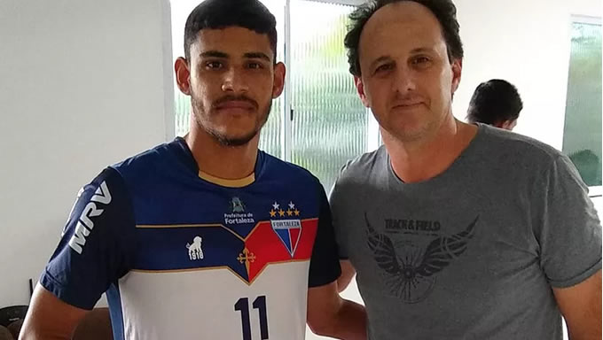   A saída do atacante Jefinho, ex-Potiguar, que estava no Fortaleza pegou muitos de surpresa nesta quarta-feira. O Tricolor devolveu o jogador ao Potiguar de Mossoró devido a um "desacordo contratual", segundo explicou o presidente do clube, Marcelo Paz, sem entrar em detalhes