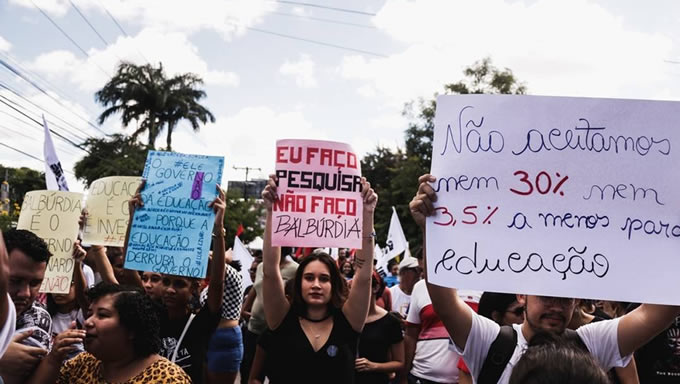   Dados levantados pela Associação Nacional dos Dirigentes das Instituições de Federais de Ensino Superior (Andifes) mostram que o contingenciamento de 30% do orçamento discricionário (não obrigatório) não se deu de forma igual entre as várias universidades federais