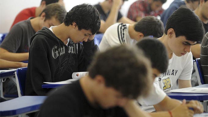   6,38 milhões de estudantes se inscreveram no ENEM neste ano de 2019. Os estudantes têm até o dia 23 de maio para pagar a taxa, no valor de R$ 85. O total de participantes confirmados será divulgado no dia 28 deste mês. 