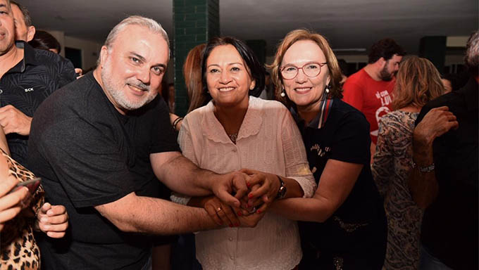   Fátima Bezerra recebendo os parabéns pelo aniversário durante o final de semana em Natal dos senadores Jean-paul Prates e Zenaide Maia; Nesta terça-feira, em Mossoró, Fátima Bezerra vai participar do seminário "Brazil Conference" e em seguida terá reunião na Reitoria da UERN.