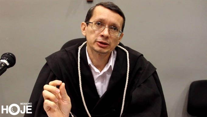   Julgamento acontece no Fórum Municipal Desembargador Silveira Martins a partir das 8 horas e 3 minutos sob a presidência do juiz Vagnos Kelly Figueiredo de Medeiros