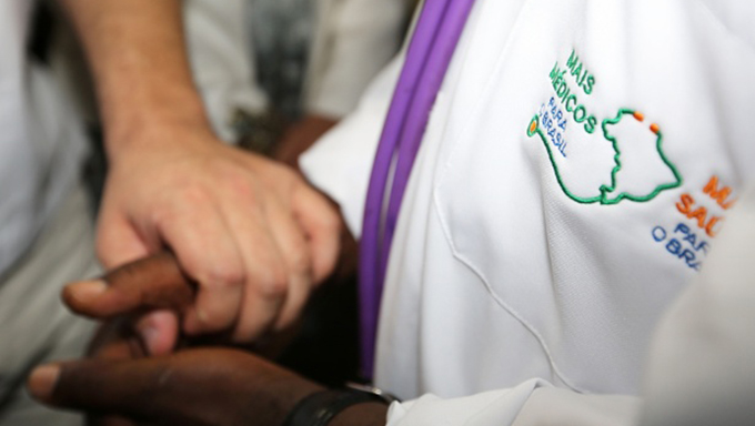   Médicos brasileiros não ocupam vagas dos cubanos e RN tem desfalque de 87 profissionais. O Mais Médicos está com 87 sem preenchimento, em 45 municípios potiguares, de acordo com a coordenação estadual do programa. O número mais que dobrou em relação a julho do ano passado, quando havia um déficit de 41 profissionais no sistema. Naquela época, os profissionais cubanos ainda atuavam no Brasil