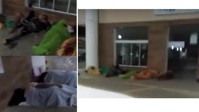   Vários moradores dormem na calçada da Prefeitura de Guamaré para pegar uma ficha, ao amanhecer do dia, para falar com o prefeito Adriano Diógenes