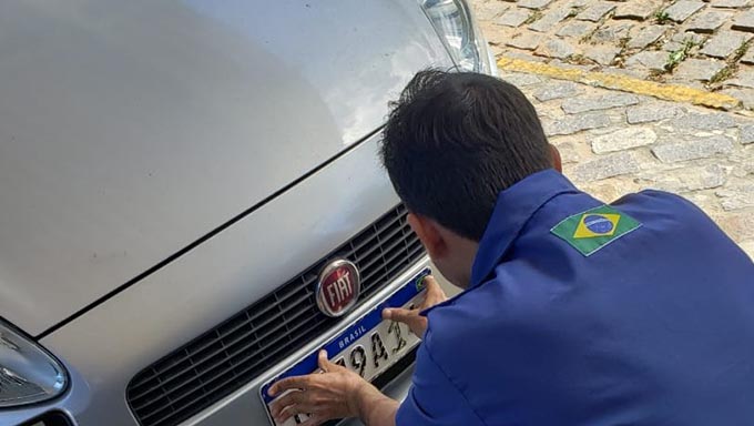   m dia após a decisão judicial que determinou o descredenciamento imediato das empresas que estavam realizando o emplacamento com a nova placa Mercosul no Rio Grande do Norte, o serviço está suspenso e sem data para retornar no Estado, de acordo com o Departamento Estadual de Trânsito (Detran/RN)