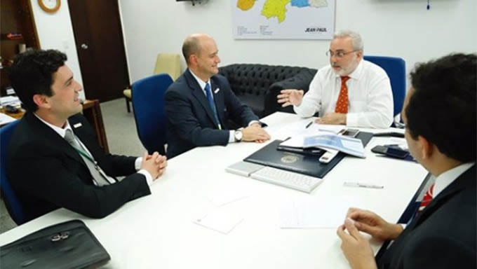  A governadora Fátima Bezerra quer conversar com o presidente da Petrobras, Roberto Castello Branco, sobre as intenções da petrolífera em território Potiguar.  A reunião está sendo agilizada pelo senador Jean Paul Prates, que na tarde desta quinta-feira, 23, recebeu em seu gabinete, em Brasília Roberto Ardenghy, chefe de gabinete da Presidência da Petrobrás, e João Romeiro, gerente-geral de Relacionamento