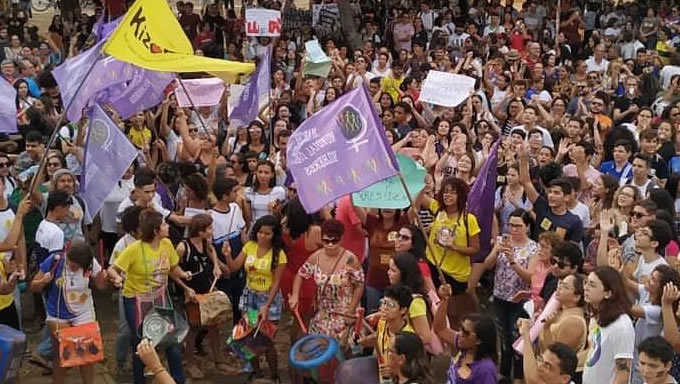   Em Mossoró, as manifestações estão ocorrendo nesta tarde na praça da Concha Acústica, em frente ao Colégio Diocesano. Mais de duas mil pessoas estão aglomeradas no local ocupando a praça e parte das ruas nas proximidades