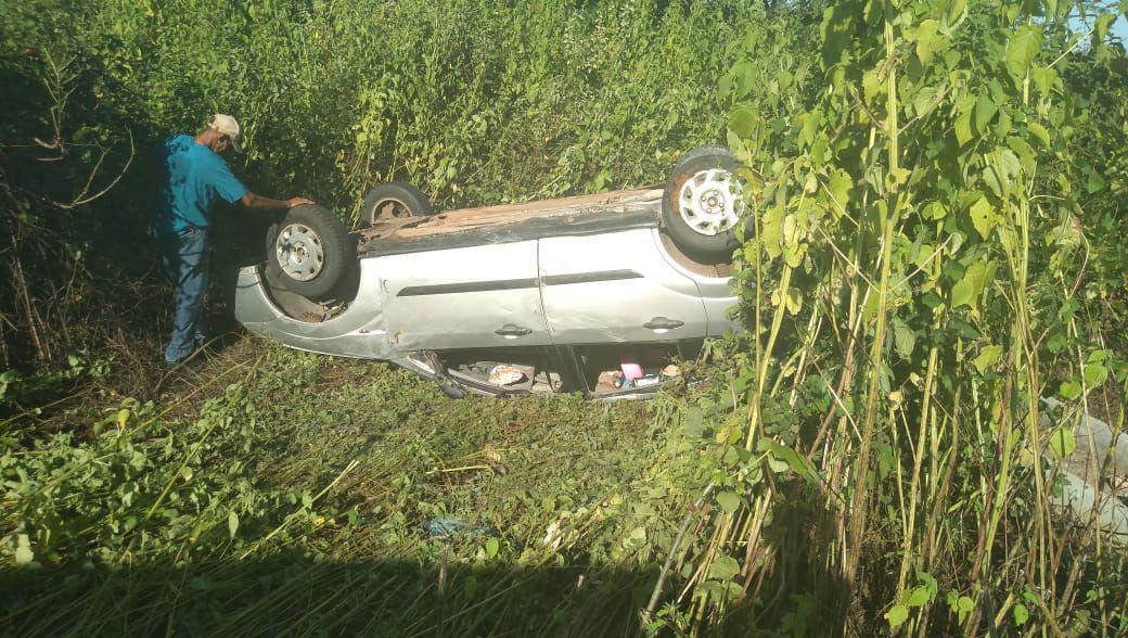   A grande quantidade de buracos no trecho que liga Mossoró à Campo Grande causou mais um acidente na tarde deste domingo (02). Ao tentar desviar de um deles, o motorista que seguida para Upanema perdeu o controle e capotou o carro. As vítimas foram socorridas e, apesar da gravidade do acidente, sofreram apenas escoriações pelo corpo.