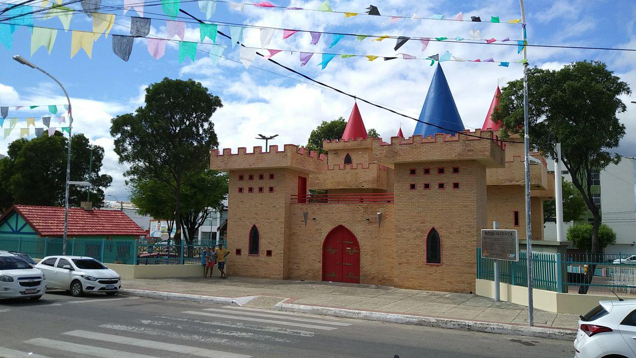   População reclama de altos valores cobrados no Parque da Criança.  A estrutura foi reaberta na terça-feira (11) e será administrada pela Master Produções e Eventos, que ganhou a licitação promovida pela Prefeitura de Mossoró. A empresa está cobrando um valor de R$ 5 por brinquedo. 