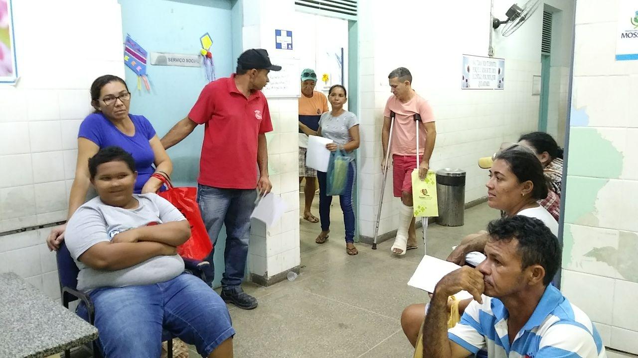   O paciente Otacílio foi orientado pelo profissional ortopedista a procurar atendimento fora da unidade para avaliar a gravidade da fratura em seu pé, já que não foi possível bater o raio-x no local.