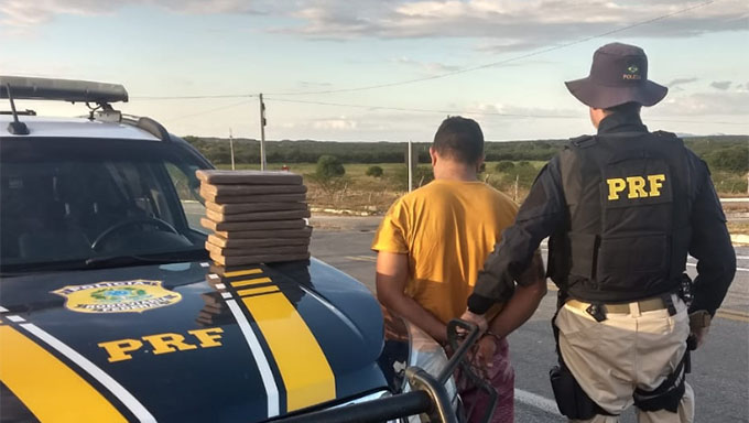   Droga estava sendo transportada num Meriva por um homem de 32 anos (nome não revelado pela PRF), que foi levado para ser autuado na DP de Caraúbas