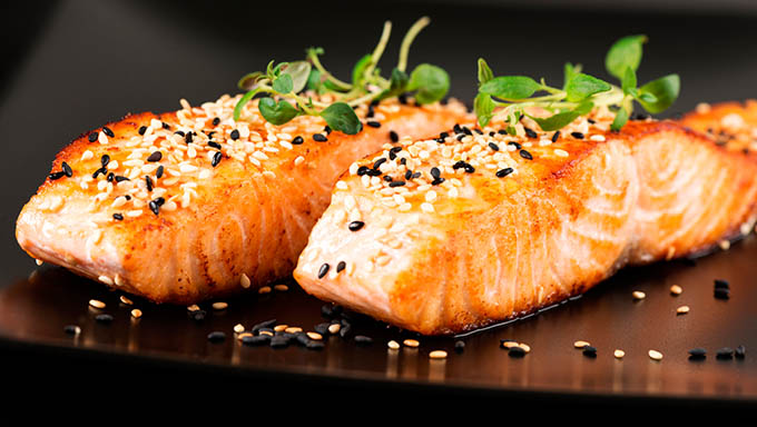   A nutricionista cita o Ômega 3, encontrado em peixes como o salmão, como um importante aliado na preservação da memória, na prevenção de doenças neurológicas precoces e na preservação da capacidade cognitiva nos idosos.  