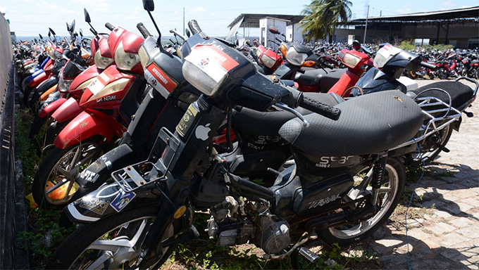   Com a nova lei, o Detran suspendeu, por tempo determinado, o leilão de motocicletas e motonetas de até 150 cilindradas que já estejam no pátio do Departamento ou que venham a ser aprendidas no período.