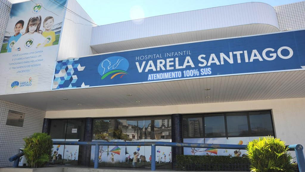   O Hospital Varela Santiago é filantrópico, atualmente possui 110 leitos de pediatria e atende exclusivamente pelo Sistema Único de Saúde (SUS).