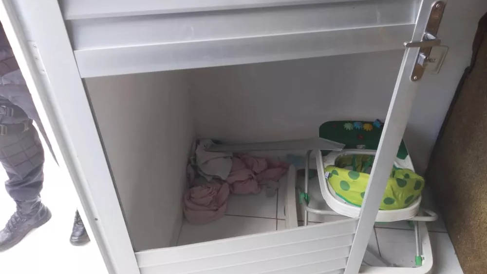   A porta da casa, localizada no conjunto da Caixa Econômica Federal, no bairro Pacheco, foi arrombada.