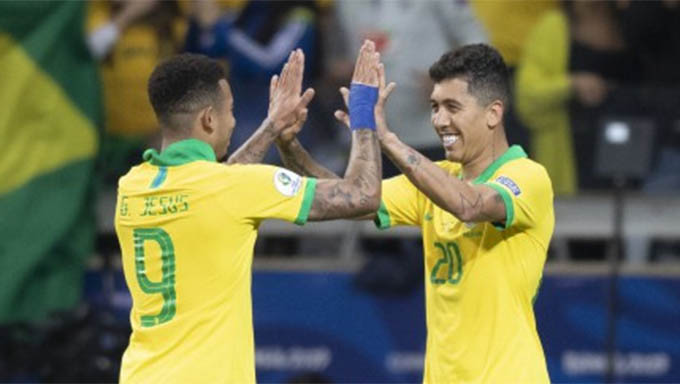 Imagem 1 -  Brasil elimina a Argentina por 2 x 0 e vai a final da Copa América. Segundo gol foi marcado por Fimino (dir.) após receber um passe de Gabril Jesus, que conseguiu levar a bola até a pequena área adversária no peito e na raça