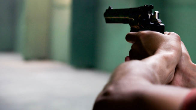   Eles serão acusados por porte ilegal de amas de fogo, tentativa de homicídio e por atirarem em via pública.