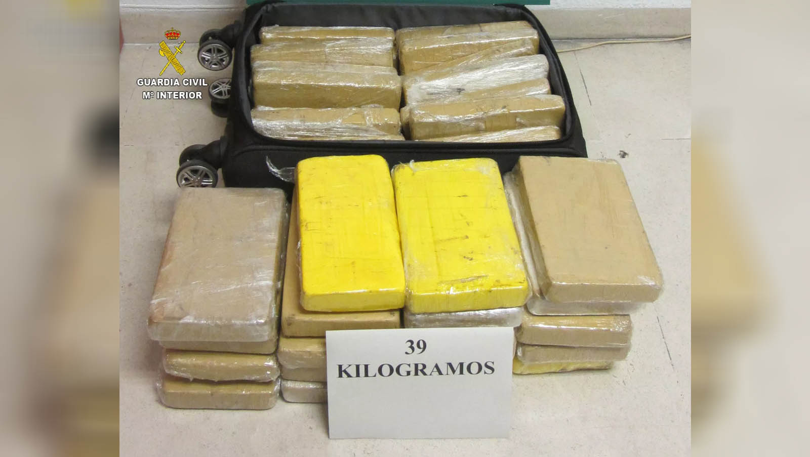 Imagem 1 -  As fotos mostram a mala onde estava a droga no momento da apreensão feita pelas autoridades espanholas no aeroporto de Sevilha. 