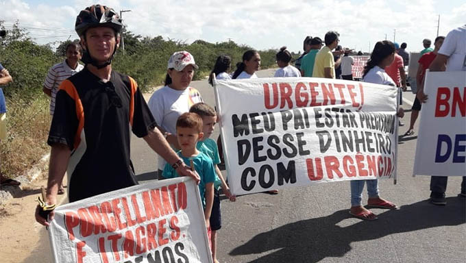   Enganados, ex-servidores da Porcelanati fecham a BR 304 em protesto por rescisões.