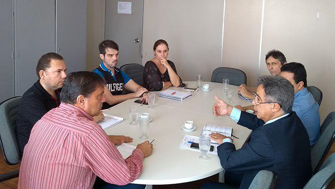   O secretário estadual adjunto da saúde, Petrônio Spinelli, e o Procurador Geral Adjunto do Estado, José Duarte Santana, se reuniram com representantes da Unicat,  da Central Estadual de Regulação, da CDJ e da coordenação de planejamento da Sesap para discutir judicialização da saúde.