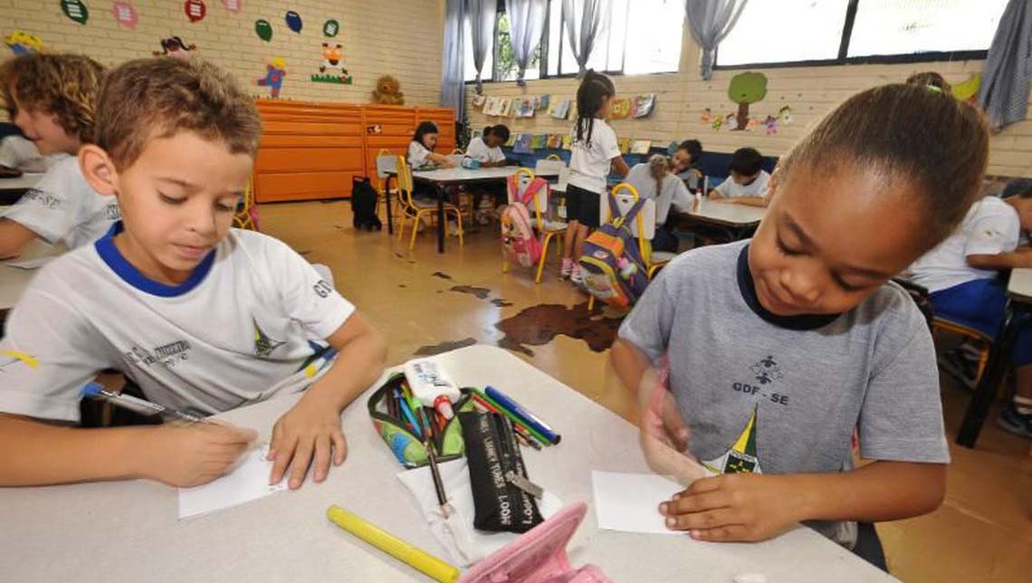   As escolas cívico-militares são instituições não militarizadas, mas com uma equipe de militares da reserva no papel de tutores.