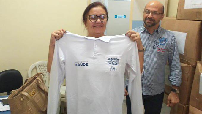   A Secretária Maria da Saudade Azevedo mostra camiseta com mangas longas que será entregue aos agentes de saúde no dia 30 no Teatro Municipal Dix-huit Rosado
