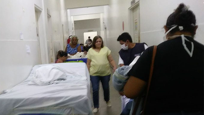 Imagem 1 -  Com enfermarias lotadas, corredores do HRTM chega a ficar com mais de 30 pacientes em macas