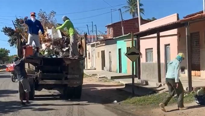   Garis em Grossos trabalham sem farda, botas e luvas, colocando a vida em risco, na coleta do lixo da cidade. O carro que eles usam é inadequado. Nem placas tem. A denúncia é da vereadora Clorisa Linhares.