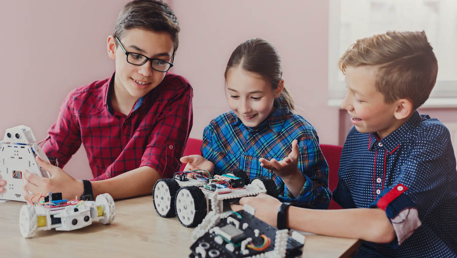   Educação Maker estimula criatividade e aprendizado das crianças. Conheça os benefícios do método para o desenvolvimento dos estudantes, criando espaços para eles trabalharem com a "mão na massa", desenvolvendo projetos educativos de forma prática. 