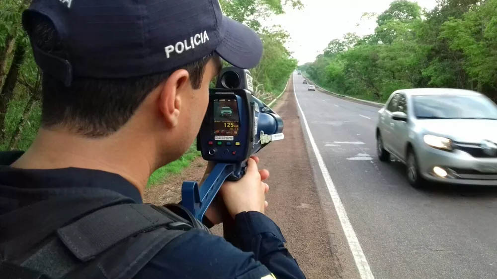   Bolsonaro determina suspensão de radares móveis nas BRs do país. A ordem foi publicada nesta quinta-feira (15) no "Diário Oficial da União", e foi dada ao Ministério da Justiça, responsável pela Polícia Rodoviária Federal (PRF).