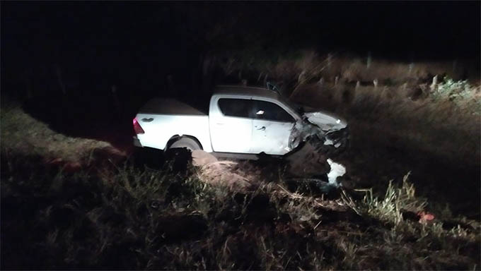   Veículo Hilux, após o choque com as três motocicletas foi abandonado num barranco, com a frente destruída